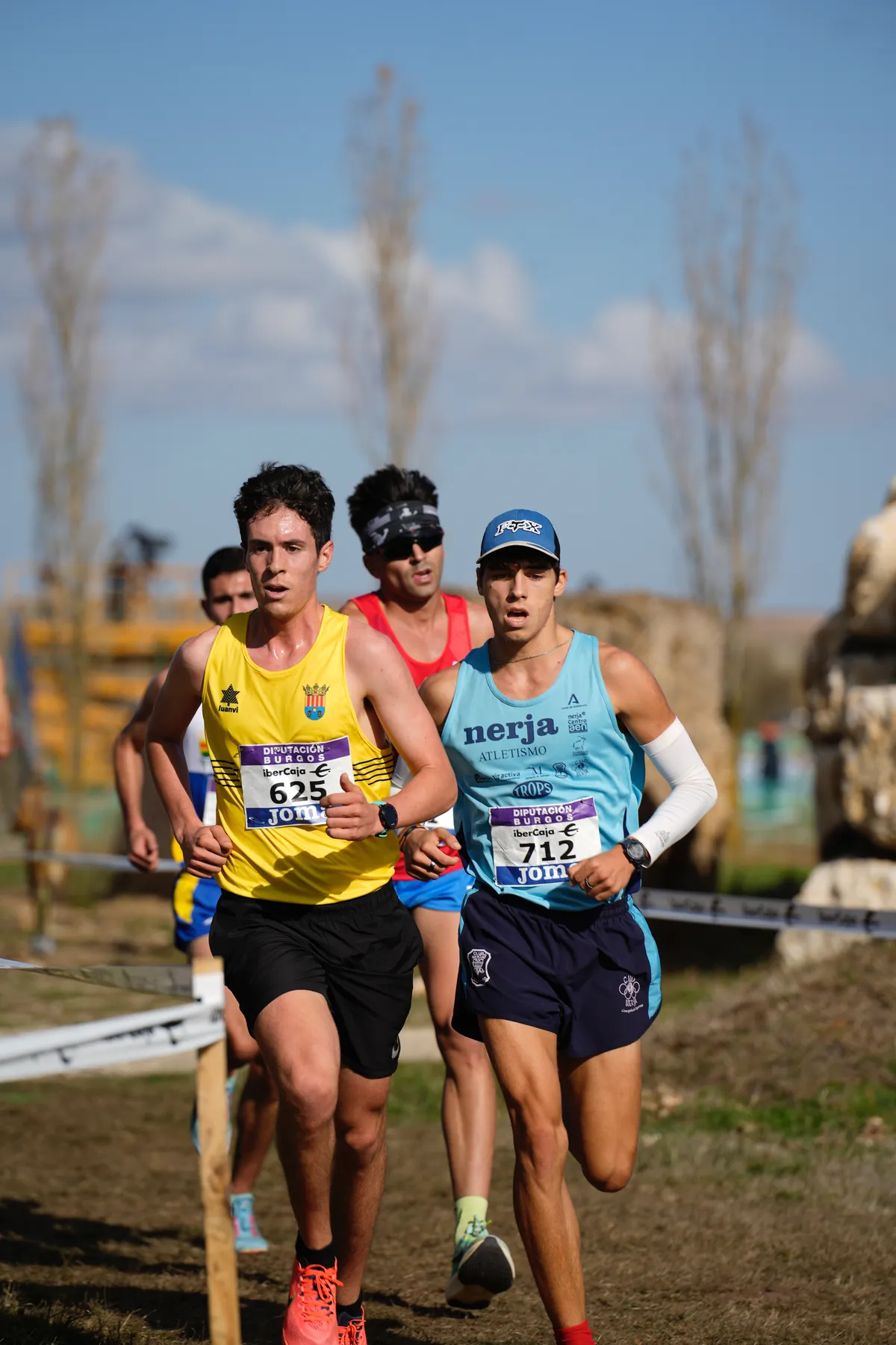 Corredor en competición de cross — plan de entrenamiento de running online